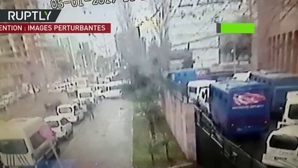 VIDEO CHOC - une caméra de surveillance montre le moment de l'explosion de la voiture piégée à Izmir