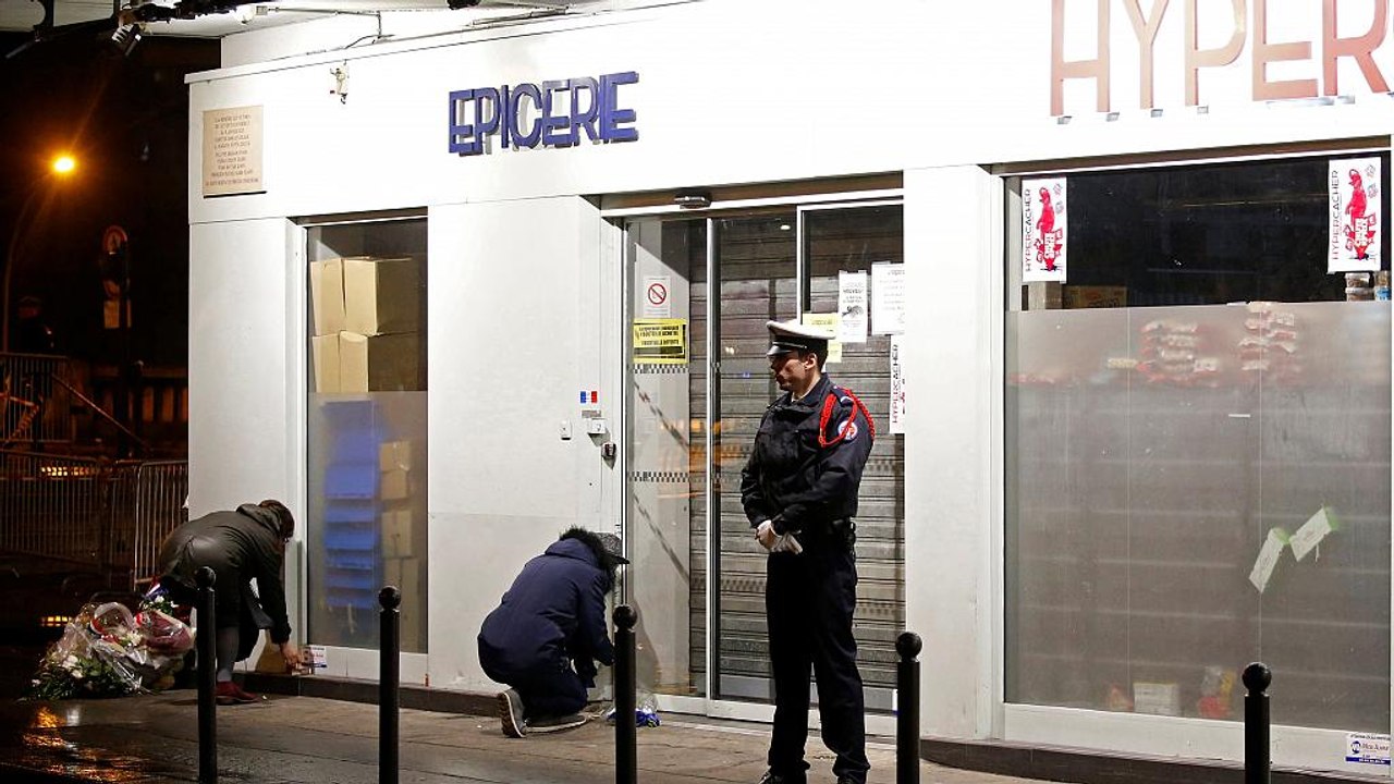 Η Γαλλία θυμάται τα θύματα της επίθεσης στο εβρ...