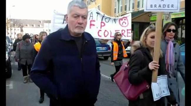 Chambery : 80 personnes dans la rue pour defendre l'aide a...