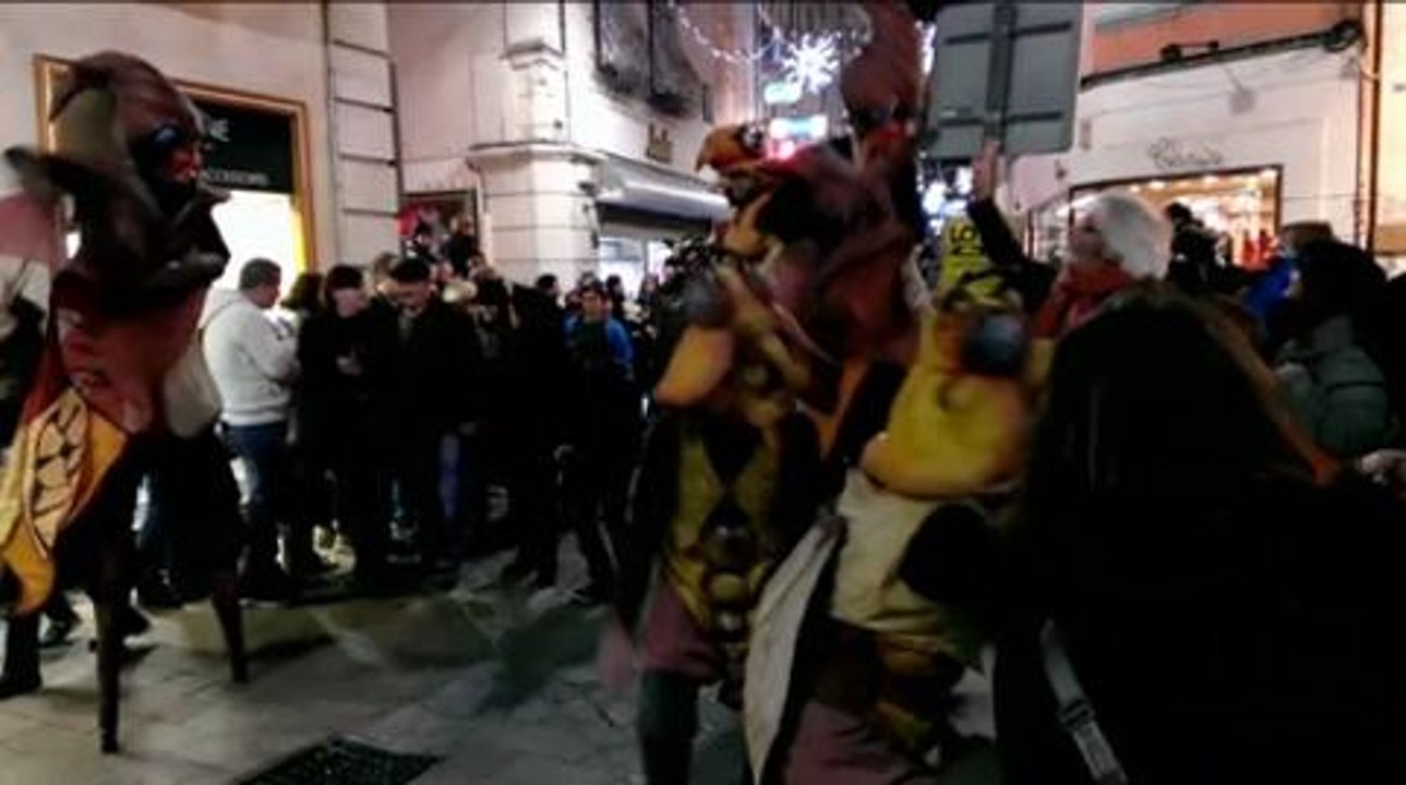 Noels insolites : la grande foule pour le spectacle...