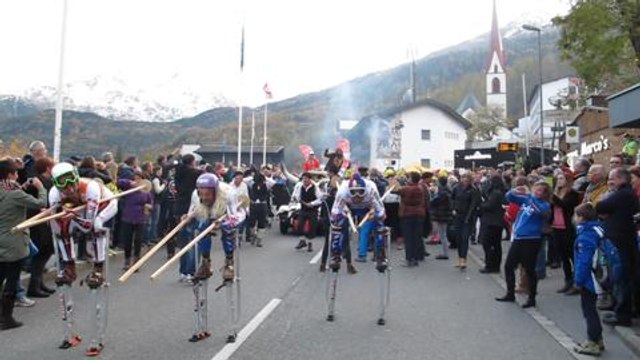 Des geants a ski et une 2CV vache avec Tessa Worley ...