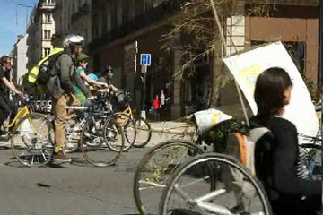 A Grenoble, les velos font leur defile.....