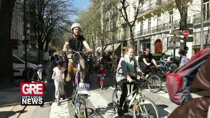 A Grenoble, les velos font leur defile.....