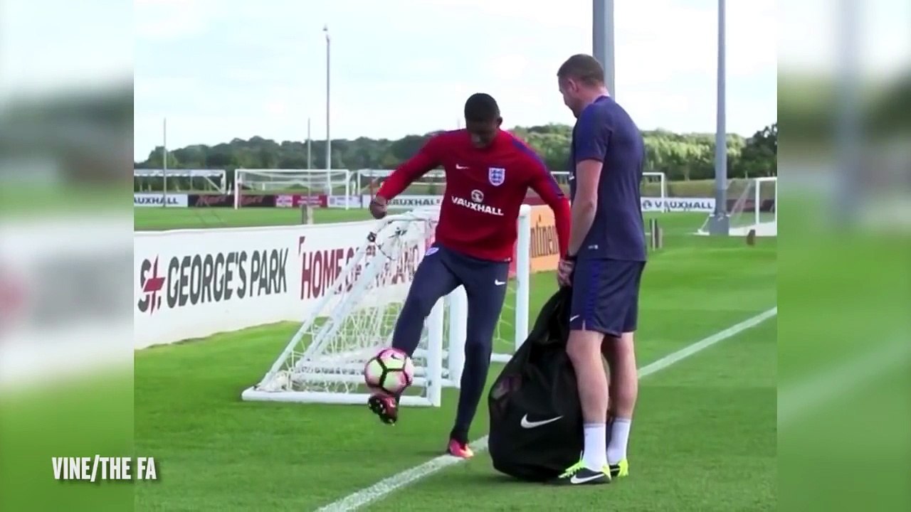 Rashford Shows Off His Skills _ England Training-vThFs9thzKk