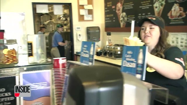 Employee at Cold Stone Creamery Insulted After Customer Allegedly Fat-Shamed Her-qXHPh3ecZEI