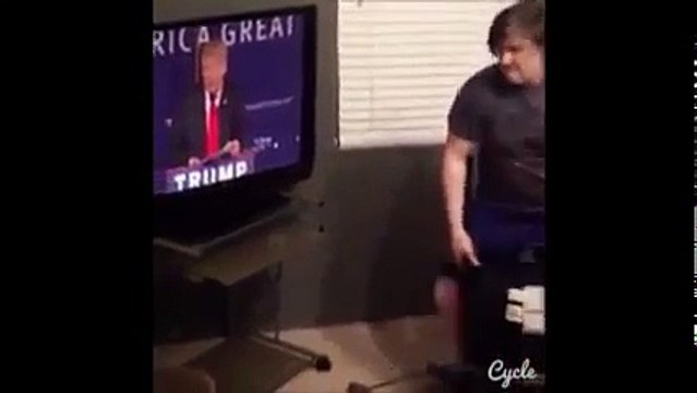 【話題】トランプ大統領の映ったテレビを破壊するアメリカ人 American is Destroy Donald Trump-kvpEmgbuc0Q