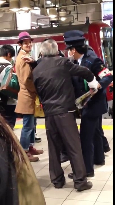 人身事故の遅れに酔っ払いクソジジイ大激怒　ビンタをかまされる-geCd38Ufe4k