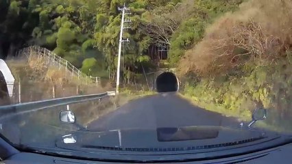 正面衝突！トンネル内でおばさんの車が突っ込んでくる　ドライブレコーダー-R2RzQk5QjgQ