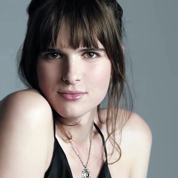 L'actrice et mannequin transgenre, Hari Nef devient la nouvelle égérie de la campagne de pub de L'Oréal