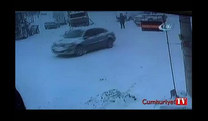 Ayağı kayan kadın kamyonetin altında kaldı