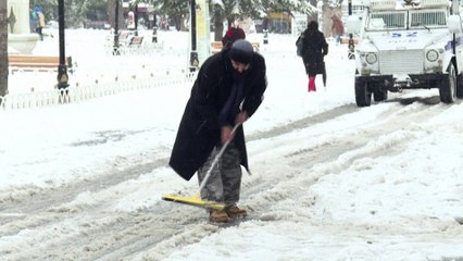 Istanbul paralysée par la neige pour le troisième jour