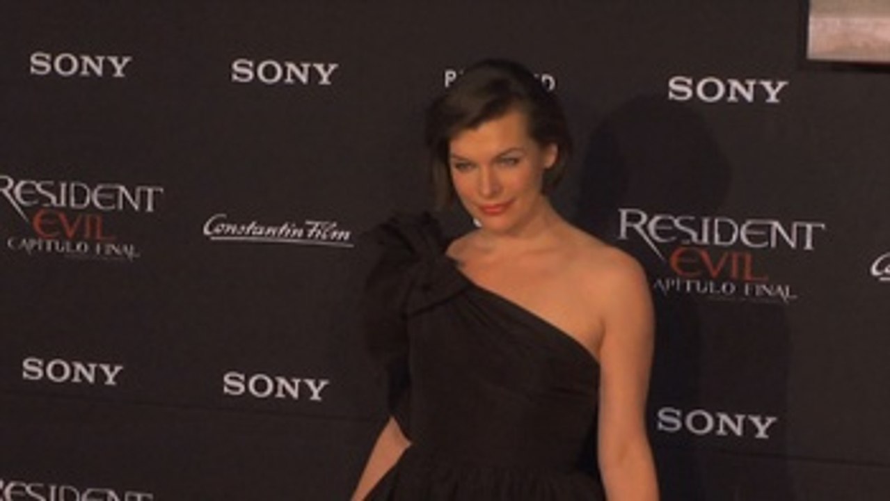 Rodeada de zombies hambrientos, Milla Jovovich presenta la última de entrega de Resident Evil