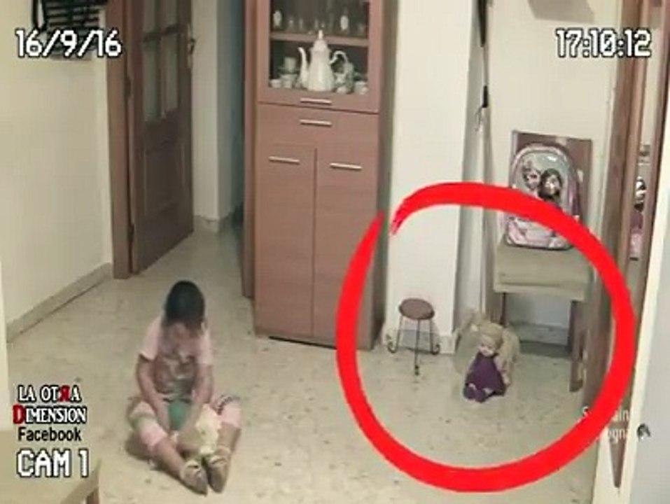 Un fantôme prend possession d'une poupée