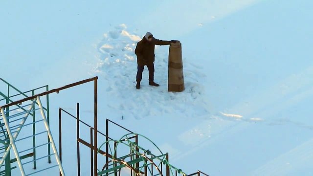 Combat entre un homme et... un tapis enroulé dans la neige !