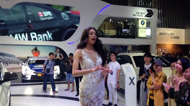 Phạm Hương và Lệ Hằng quảng cáo xe hơi