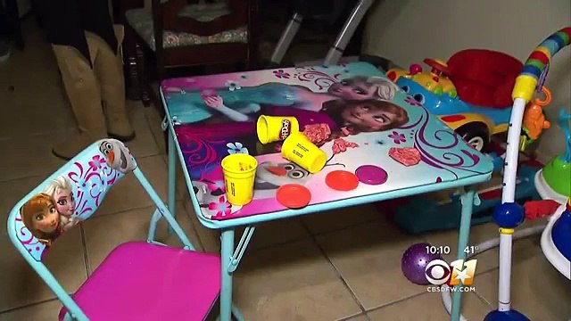 Une maman se fait cambrioler et les voleurs emportent avec eux les cadeaux de Noël des enfants. Le lendemain... C'est le choc !