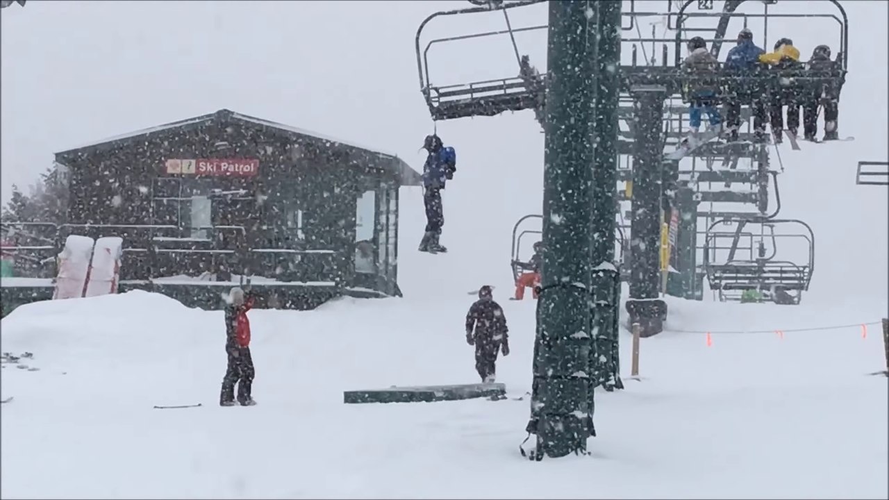 Sauvetage d'un enfant étranglé par la sangle de son sac sur un télésiège