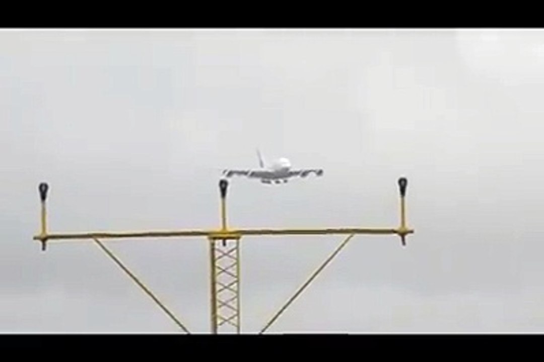 Amazing flight landingAmazing cross-wind landing by Emirates aircraft at Manchester airport.