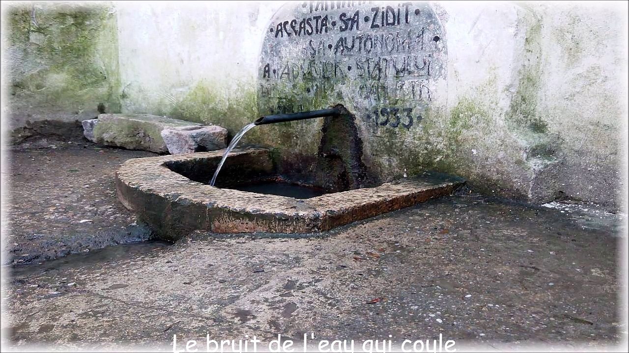 Le bruit de l'eau qui coule dans une fontaine