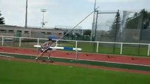 Baptiste Boirie saute à la perche en skateboard !