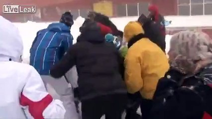 Un gérant hyper serein alors que ses clients se font ensevelir par une avalanche en direct