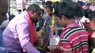 Chhattisgarh Farmers distributes free vegetables after demonetisation hits prices _ वनइंडिया हिंदी-2NQHEMddrZQ