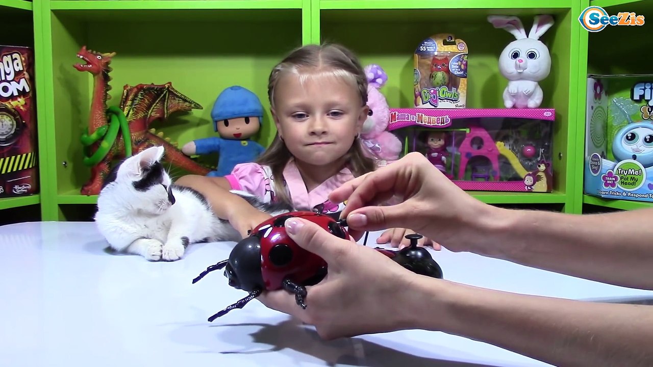 Жук Божья Коровка! Ярослава и Котенок Барсик ...