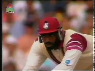 Waqar Younis Destroys Brian Lara Stamps from the Pitch in 1992