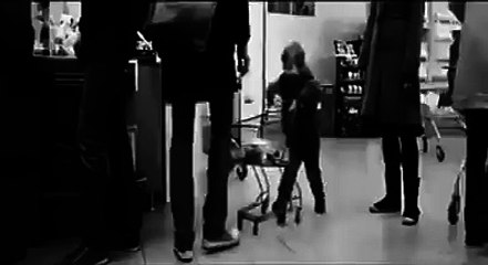 Un homme se venge d'un petit garçon après qu'il est fait mal avec un chariot !