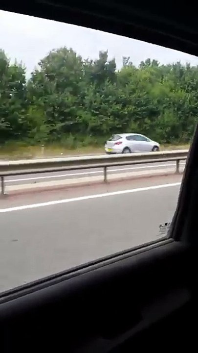 Un automobiliste se fait doubler par un bateau sur l'autoroute