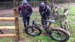 Des cyclistes essayent de retirer un vélo coincé dans une clôture électrique