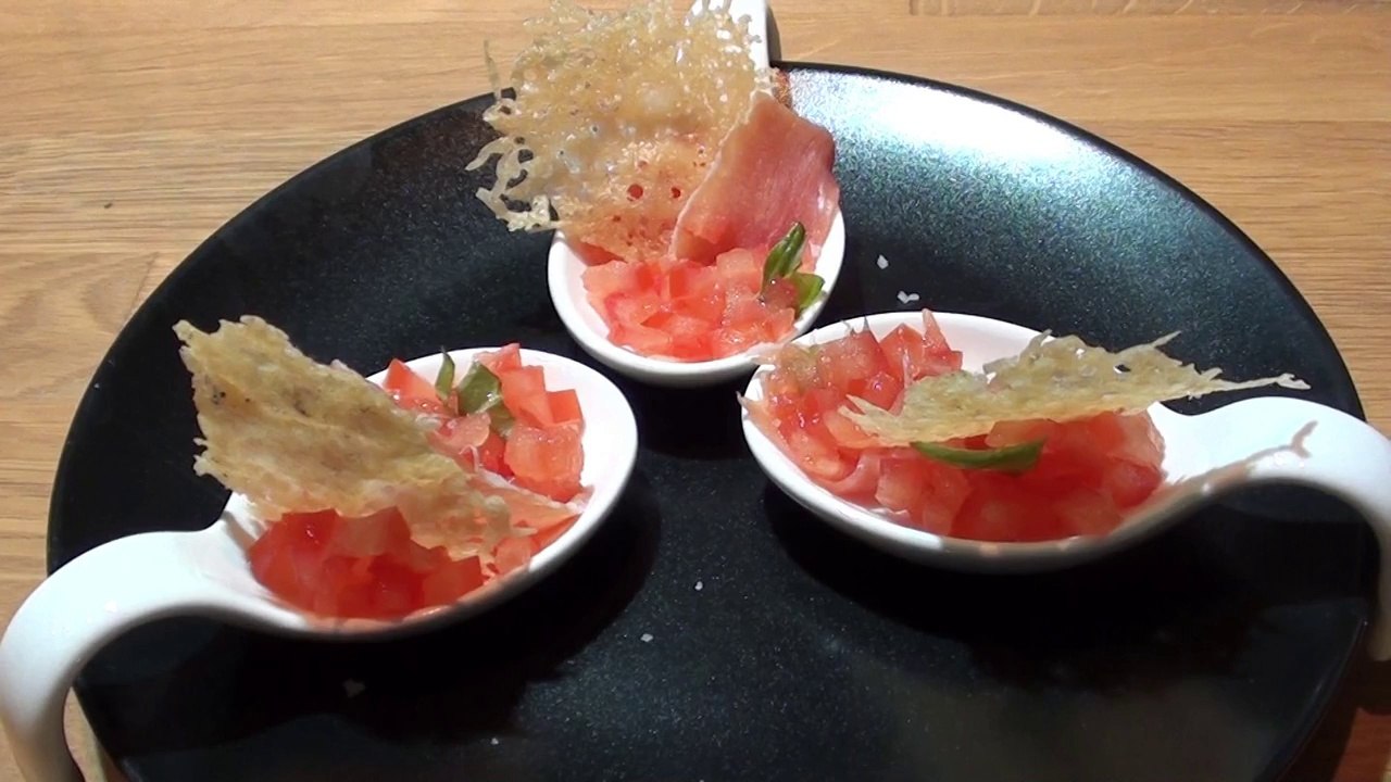 Apero - Cuilleres aperitives a la tomate et chips de parmesan - Healthy Meal Recette