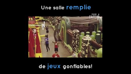 Une enorme salle de jeux gonflables.
