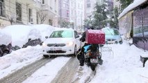 Un épais manteau de neige recouvre Istanbul
