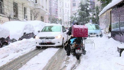 Un épais manteau de neige recouvre Istanbul