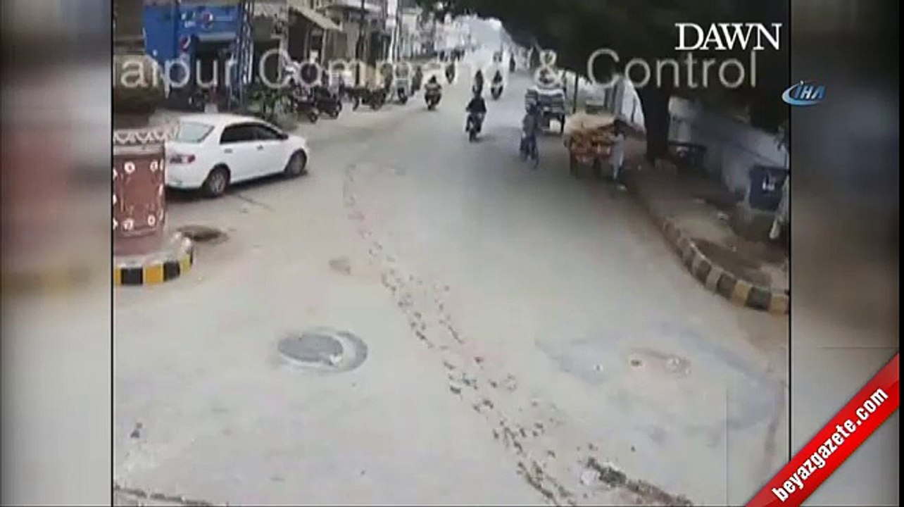 Talihsiz motosikletliye bufalo çarpttı