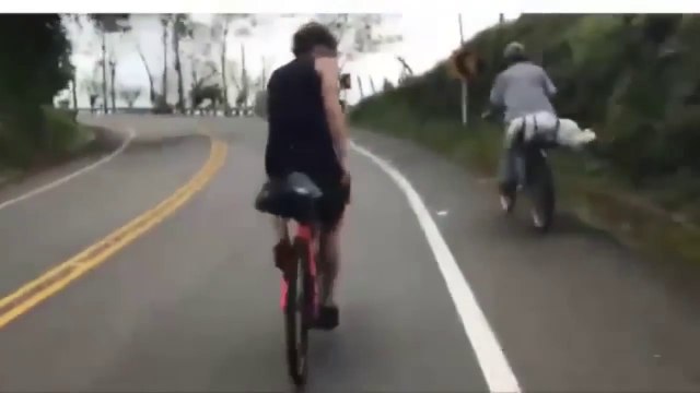 Regardez ce papy mettre la misère à 2 cycliste dans un col de montagne... Facile!
