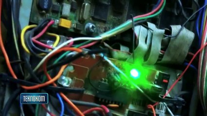 Endonezyalı kaynak işçisinin hurdadan yaptığı kol. Mükemmel!