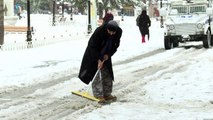 Turquie: Istanbul paralysée par la neige pour le troisième jour