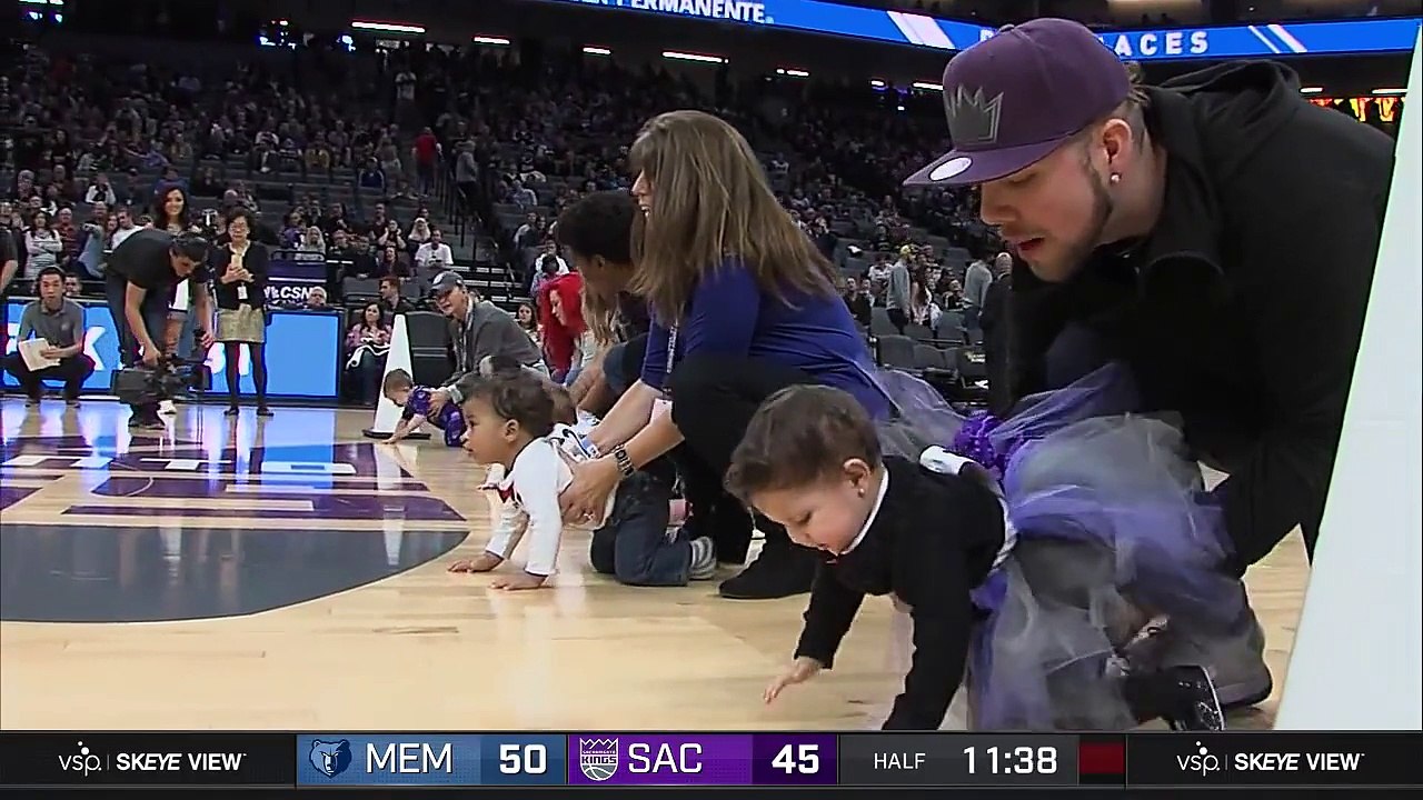 Regardez cette course de bébés pendant la mi-temps d'un matche à la NBA