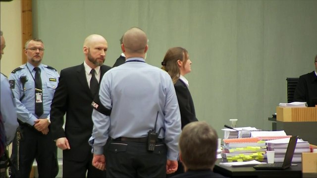 Norvège: Breivik fait un salut nazi au 1er jour du procès