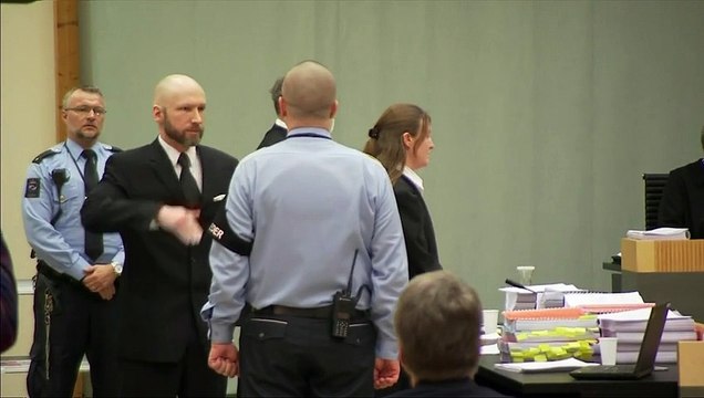 Norvège: Breivik fait un salut nazi au 1er jour du procès