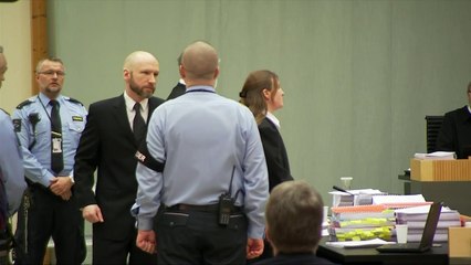 Norvège: Breivik fait un salut nazi au 1er jour du procès