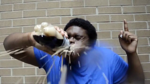 Парень смешивает колу и ментос! Ржач!!!