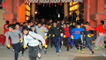 Des Japonais sprintent pour un tonneau de saké et la bonne fortune