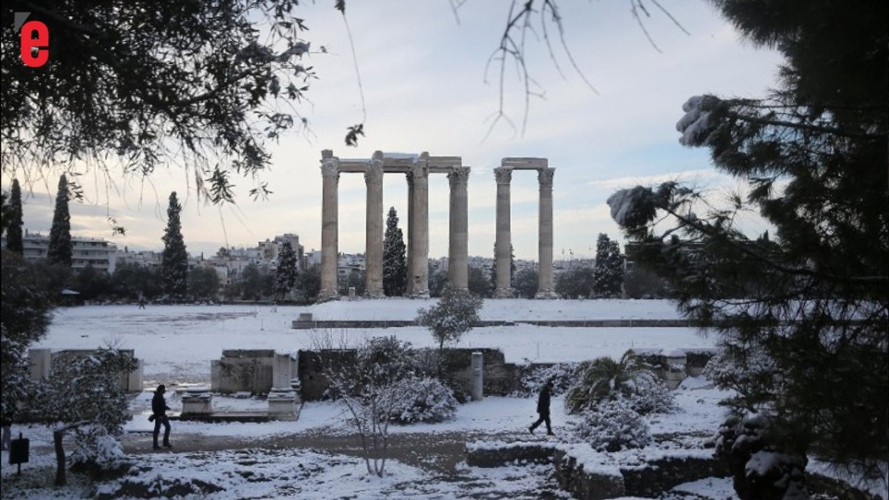 Hiver: Athènes et ses monuments sous la neige
