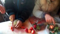 préparation d'une confiture de fraise à l'accueil de l'association Ourika Tadamoune