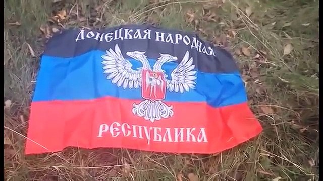 В «День флага ДНР» в центре Донецка сожгли флаг «ДНР»