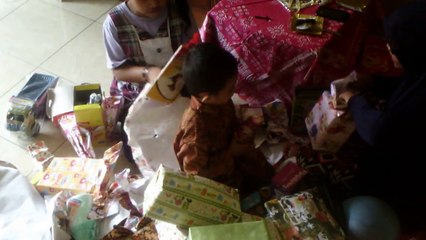 Proses Pembukaan Kado Hadiah Ulang Tahun Adelio