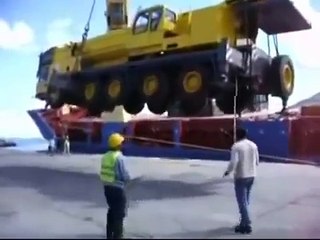 ЭТО НАДО ВИДЕТЬ! Многотонный кран сорвался с тросов